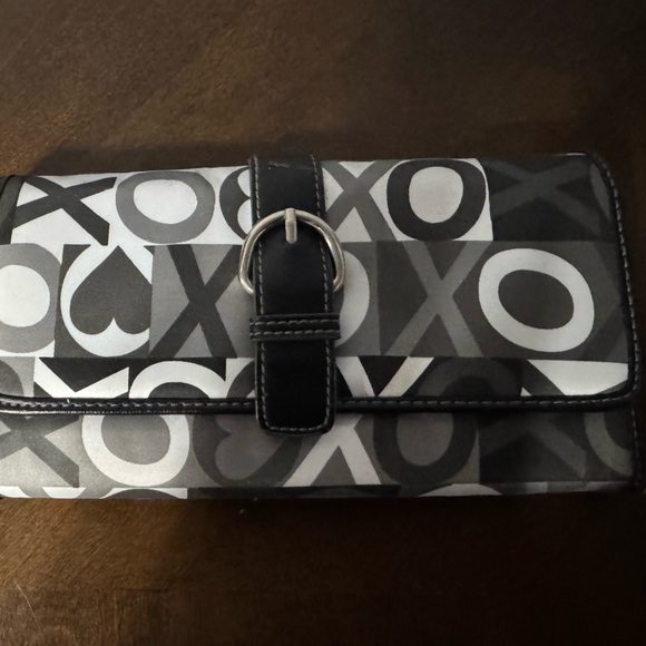 XOXO Handbags - Tri fold wallet - XOXO